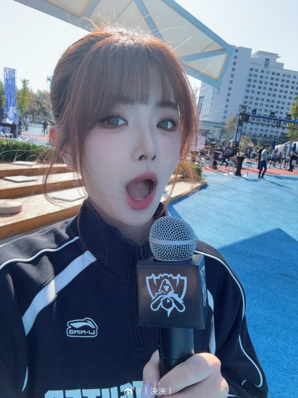 股策略 主持泱泱晒场外照：把双手借给IG