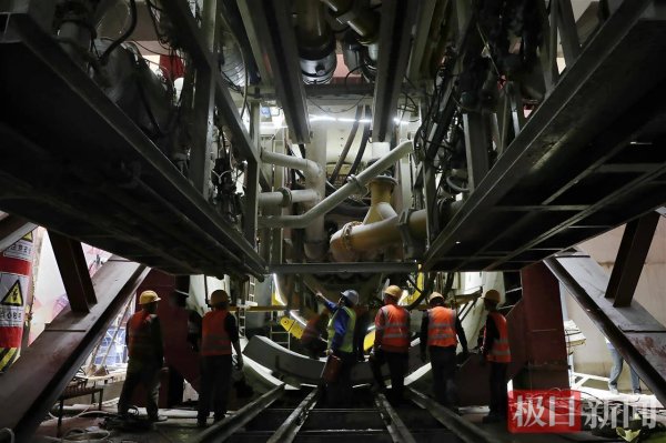 融创配资 武汉地铁12号线双线同步穿越汉江